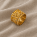 Opulenter Ring mit goldfarbenem Finish