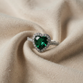 Ring mit grünem Herz und Kristallrand