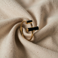 Zeitloser Obsidianring im minimalistischen Design