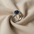 VERDECKTER BLAUER RING