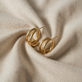 Elena – Mini-Ring in Goldfarbe mit Struktur.