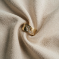 Besonderer Ring mit vergoldeten Zirkonblättern