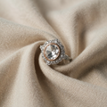 Ring mit grossem Kristall und Zirkonia-Besatz