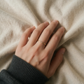 Köstlicher Ring mit drei Steinen
