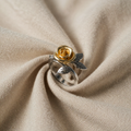 HOFFNUNGSTRÄGER MIT GOLDENER BLUME