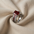 Ring mit rotem Quadratstein und doppelter Steinreihe