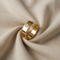 Karoline – goldfarbener Ring mit Herzgravur und Kristall