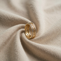 Glänzender, hohler Goldring