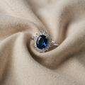 Klassischer Halo-Ring mit Saphir