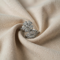BLUMEN- UND BLATT-RING AUS ZIRKONIA - (VERSTELLBAR)