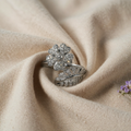 Agneta Zirkonring mit blühenden Blumen