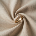 Luxuriöser Ring aus Gold mit Perlen
