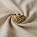Dekorativer Goldring mit Blumenmotiv
