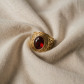 Goldener Rubin gravierter Ring