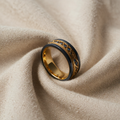Goldfarbener Ring mit blauen Kristallen und Ornamentrand