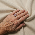 Ring mit tropfenförmigem rosa Saphir | Weisses Gold
