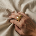 Minimalistischer Goldring mit fliessendem Design