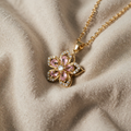 Blütenanhänger Halskette mit rosa Kristallen