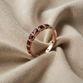 Mit Rubin verziertes Goldring