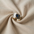 Breiter Bandring mit blauem Kristall und Goldverzierung