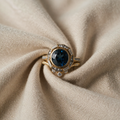 Ring goldfarben mit blauem Mittelstein und Zirkonia
