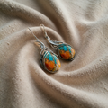 Blaue und orangefarbene Edelsteinohrringe