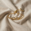 Verstellbares „Infinity“ Armband in Silberoptik.