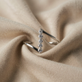 Weissgold dünner Z-förmiger Zirkonring