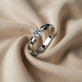 Weissgoldring mit minimalistischem Zirkon-Design