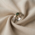 Grüner und goldener Ring, feminine geometrische Form