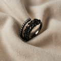 Farbiger Ring mit weisser Blume