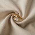 Luxurieller verstellbarer Ring mit weissem Opal