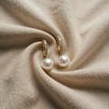 Elegante Ohrringe mit Perlen und Zirkonen