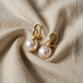 Elegante goldene Perlenohrringe