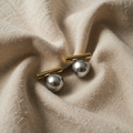 Elegante dunkle Perlenohrringe mit Gold