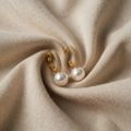 Elegante hellgoldene Perlenohrringe