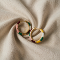 Hana – Goldene Ohrringe in kurzer Form.