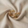 Goldfarbene Creolen mit Dreifachreifen-Design