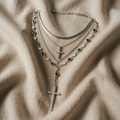 Halskette- und Ohrring-Set aus Weissgold und bunten Steinen