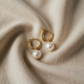 Elegante Ohrringe mit goldenen weissen Perlen