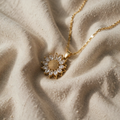 Goldfarbene Halskette Sonnenblume mit Kristallblättern
