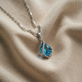 Halskette mit blauem Tropfen und Kristallfassung