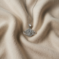 Elegante Halskette mit kosmischem Planeten aus Weissgold
