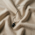 Elegante schwarze ovale Halskette aus Weissgold
