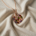 Halskette mit mehrfarbigem Edelstein-Amulett