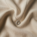 Halskette mit geometrischem Kreisanhänger aus Weissgold