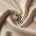 Halskette mit gedrehtem Kreuz aus Weissgold