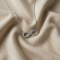 Halskette mit Anhänger aus Weissgold und Zirkon im Unendlichkeitssymbol