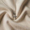 Halskette mit Kreuz aus Weissgold und Zirkonia