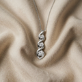 Halskette aus Weissgold mit Unendlichkeitssymbol und Zirkonia